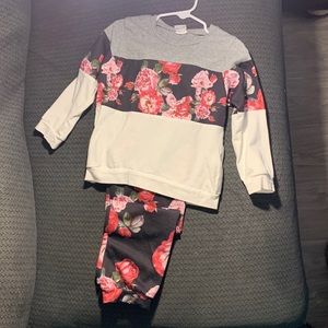 A two piece white & grey floral set pants set size 5-6y